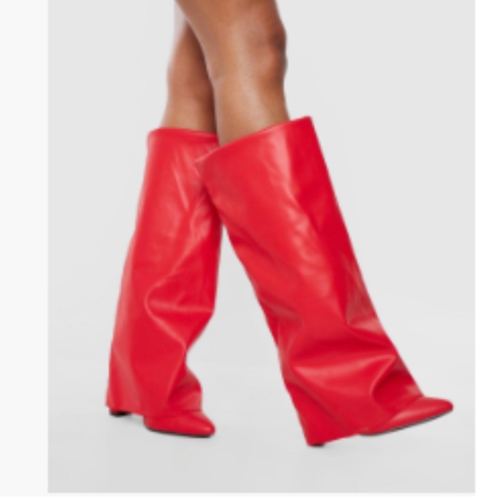 Fold over heeled boots ❣️